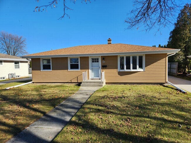 Building Photo - 3219 S 10th St