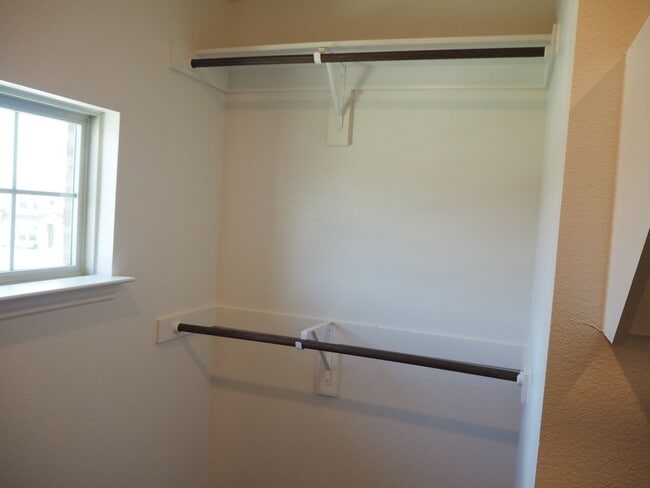 Building Photo - Like NEW 3 Bed 3 Bath Townhouse in Denton