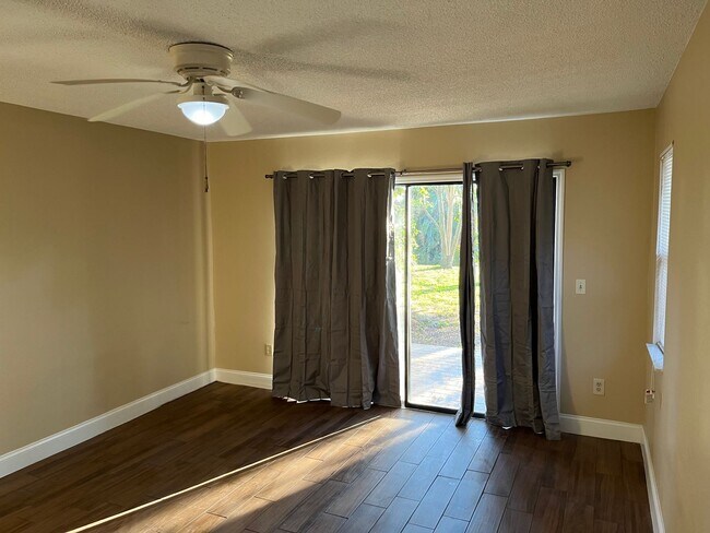 Building Photo - Spacious 3/3 home in Highlands