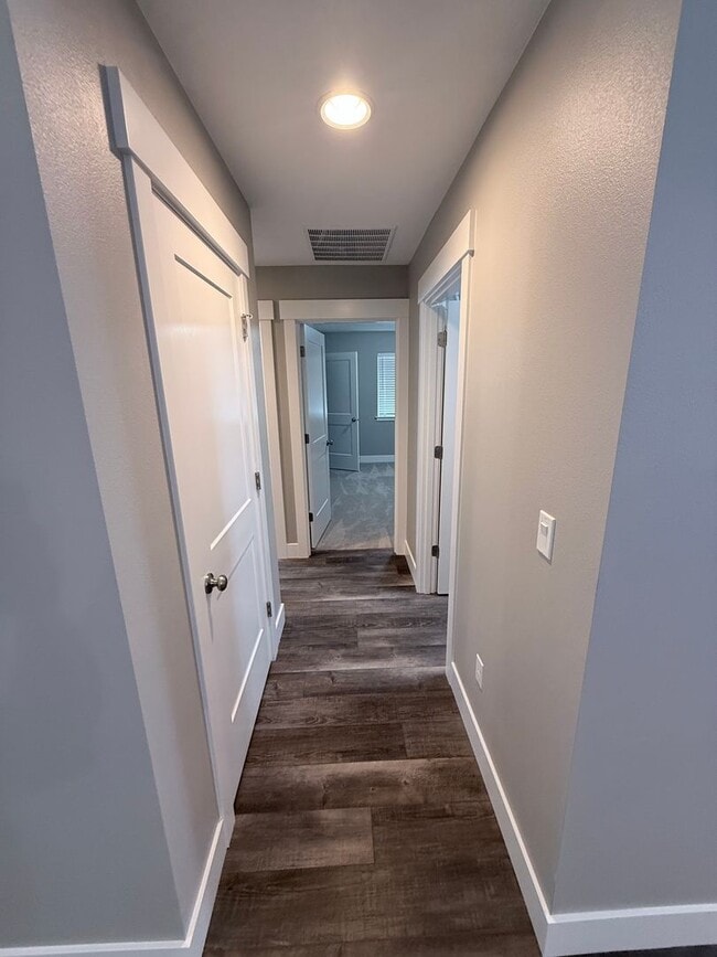 Building Photo - 3 Bedroom 2 Bathroom in Mill City, OR.