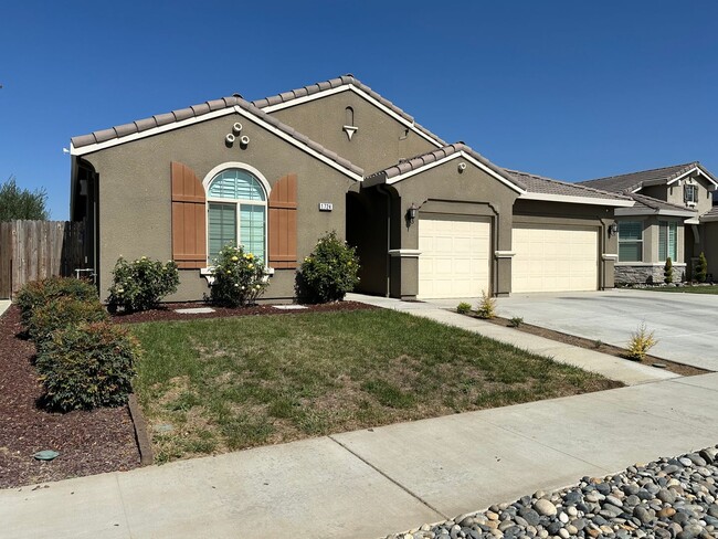 Building Photo - NW Visalia Home Coming Soon!