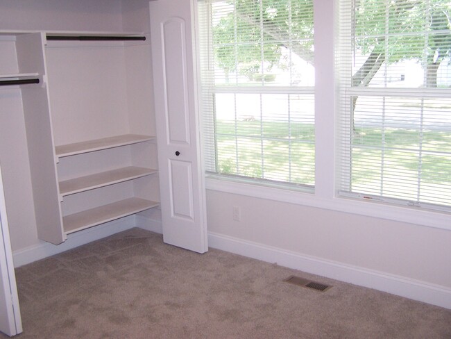 front bedroom - 122 Larkspur Dr