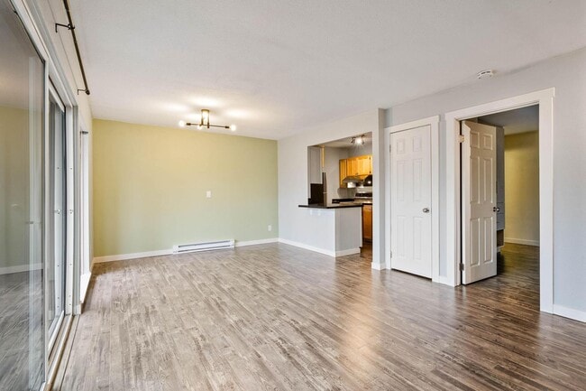 Building Photo - Spacious 1-bdrm/1-bath condo w/ 2 parking spaces. Balcony, fireplace, hot tub, & pool