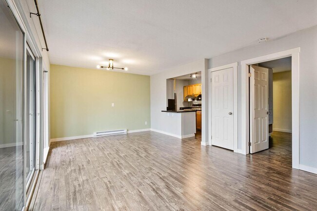 Building Photo - Spacious, comfortable 1-bdrm/1-bath condo. Move-in special, rec center, hot tub, pool, peaceful l...