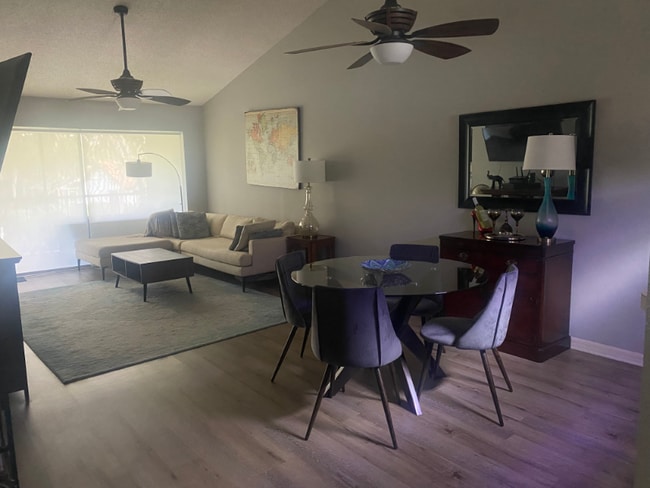 Building Photo - 621 Squire Cir