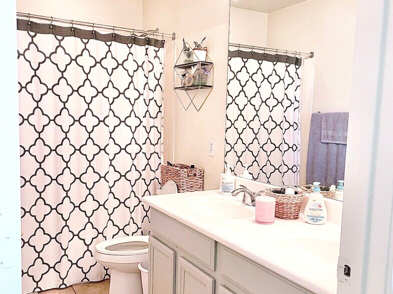 Building Photo - 6846 S 26th Pl