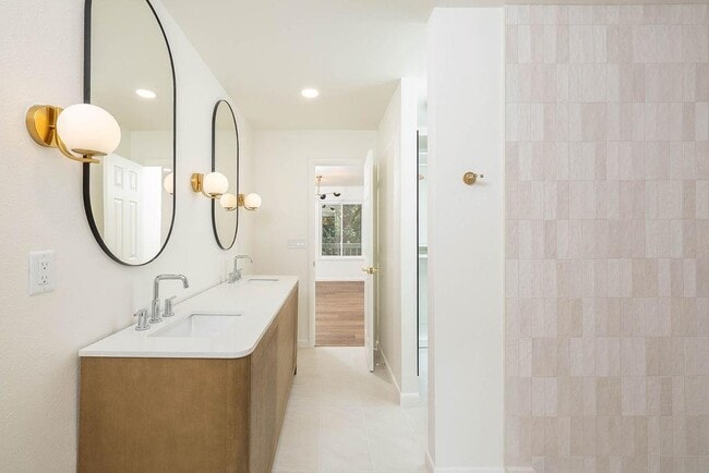 Building Photo - 884 Shrewsbury Ln