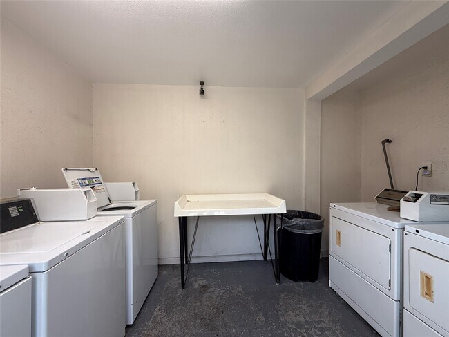 Building Photo - 1530 Heights Blvd