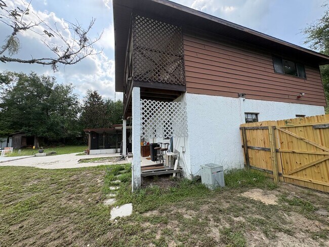 Building Photo - Large studio apartment with use of pool!