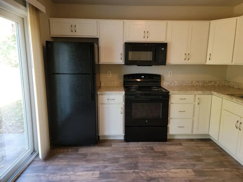 Building Photo - 694 S Cedar St