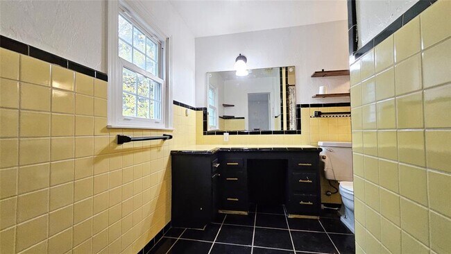 Building Photo - 2108 NW 25th St