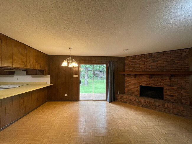 Building Photo - New Listing!
