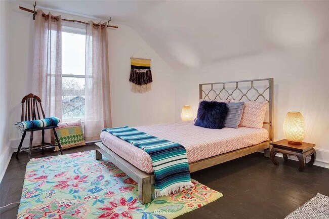 Building Photo - 2015 E James St