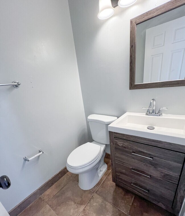 Building Photo - 114 W Head St