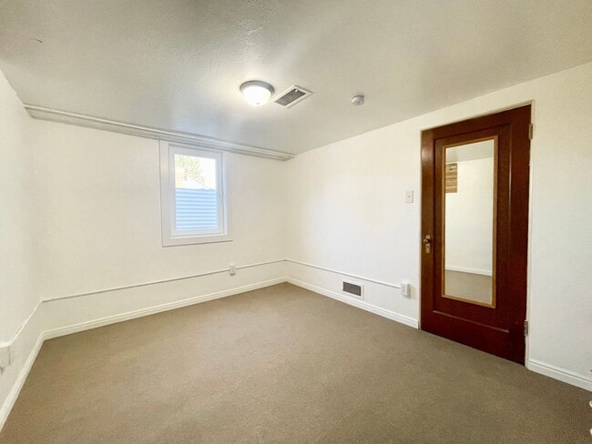 Building Photo - Large 1 bd/1b Basement Apartment in Downtown Caldwell!