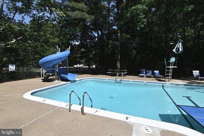 Building Photo - 2220 Springwood Dr