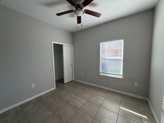 Building Photo - 523 NE 24th Ave