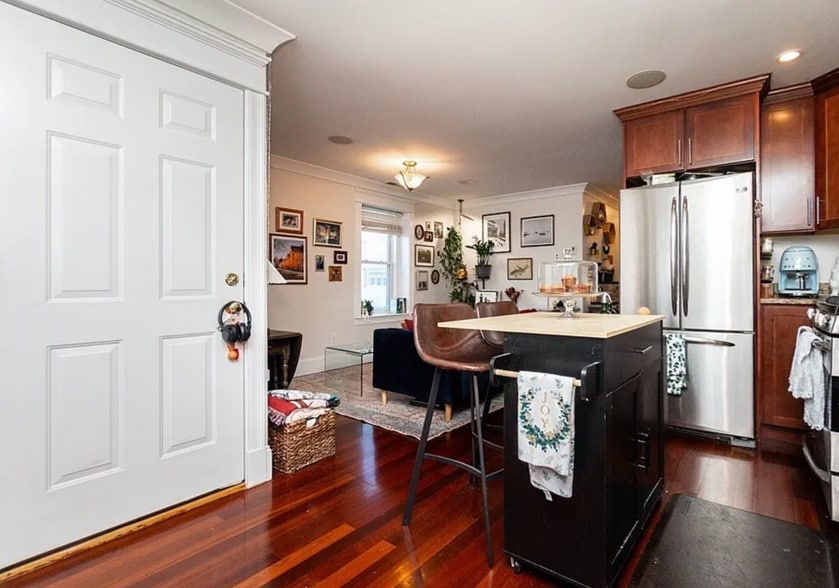 Building Photo - 632 E Broadway