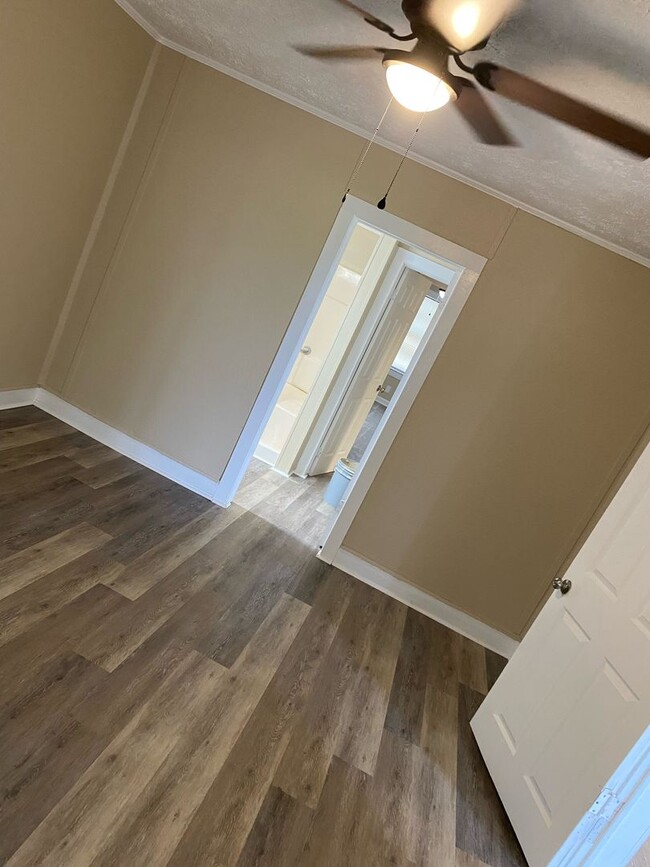 Building Photo - 4 Bed 1 Bath House