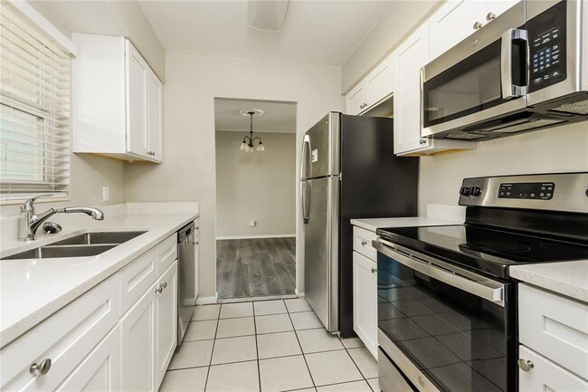 Building Photo - 5801 Abercorn Dr