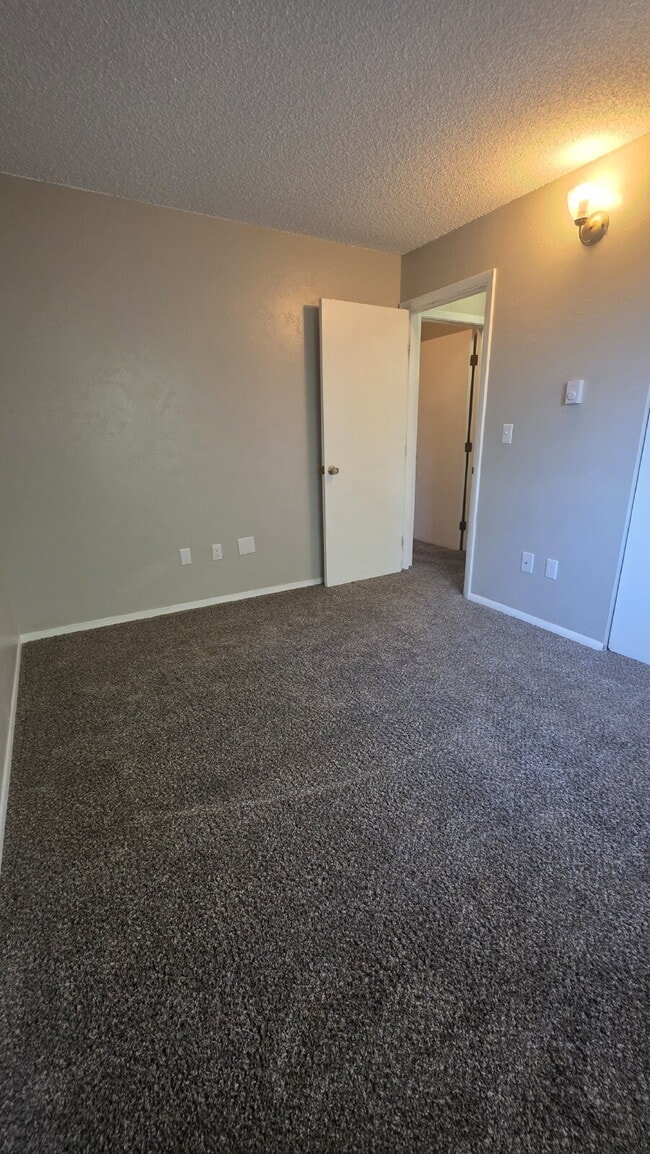 Building Photo - 2 Bed- 1 Bath on Darby West Side