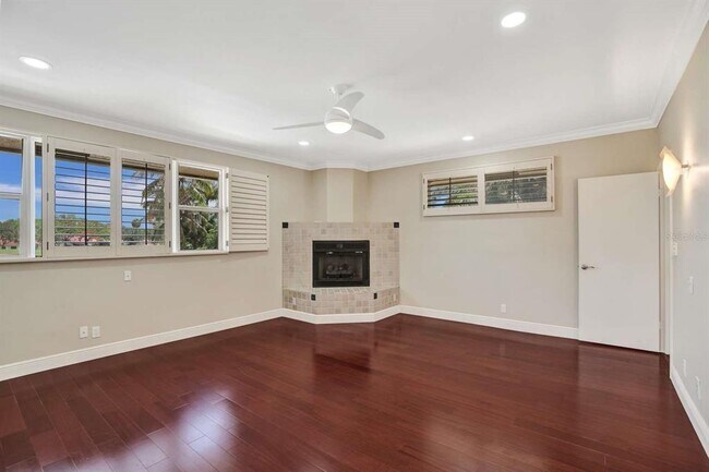 Building Photo - 2527 Lakes Dr