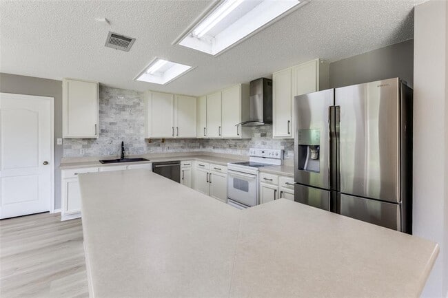 Building Photo - 2200 Milan Dr