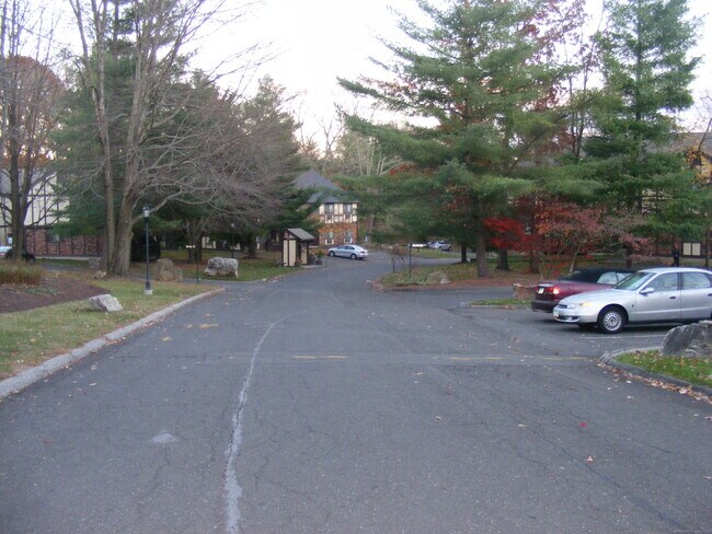 Building Photo - 8 Rollingwood Dr