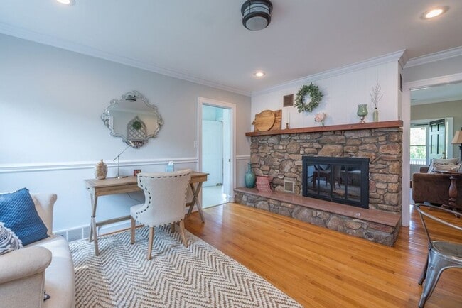 Building Photo - Weaverville Farmhouse Rental!