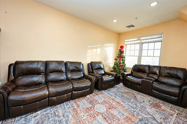 Building Photo - 614 Pond St