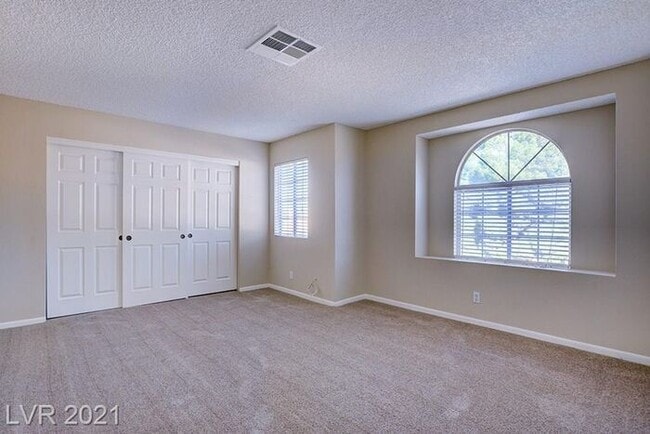 Building Photo - Ready for a BIG house - for little rent in the Heart of GREEN VALLEY.