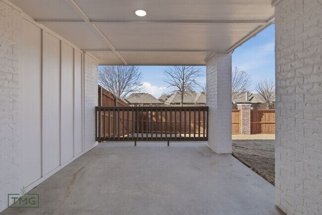 Building Photo - Lawn Care Included! Fully Updated 2 Bed / 2 Bath Duplex – Prime Broken Arrow Location!
