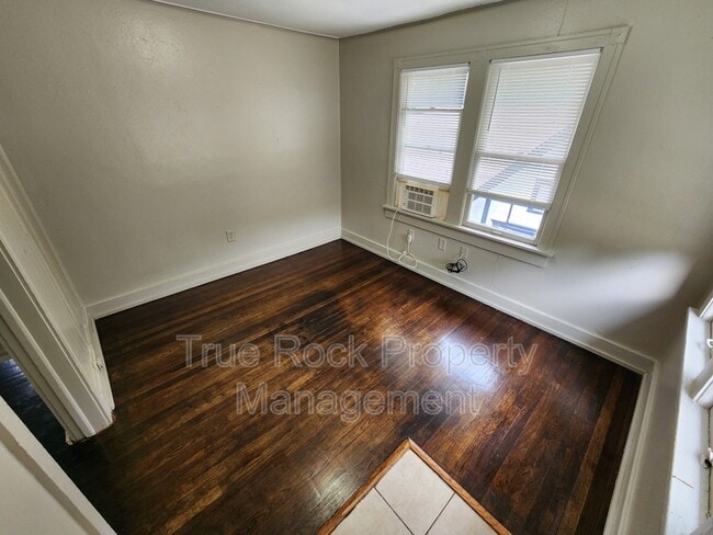 Building Photo - 809 1/2 E. 17th