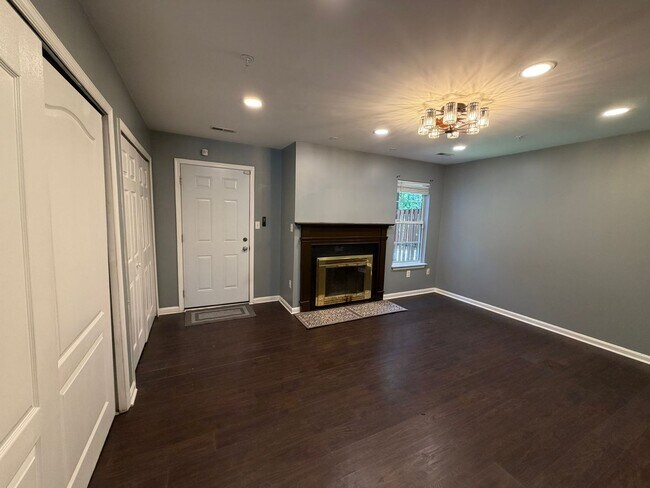 Building Photo - Beautiful Townhome in Seven Oaks!