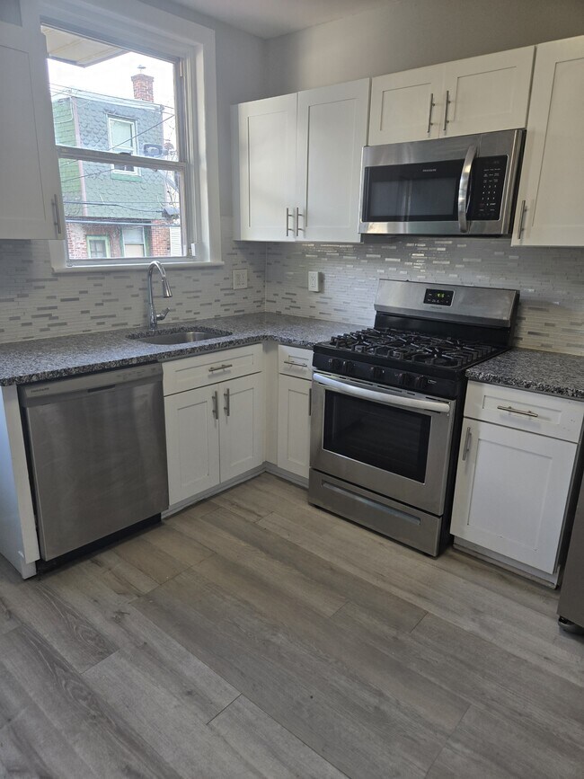 Building Photo - 264 Linton St