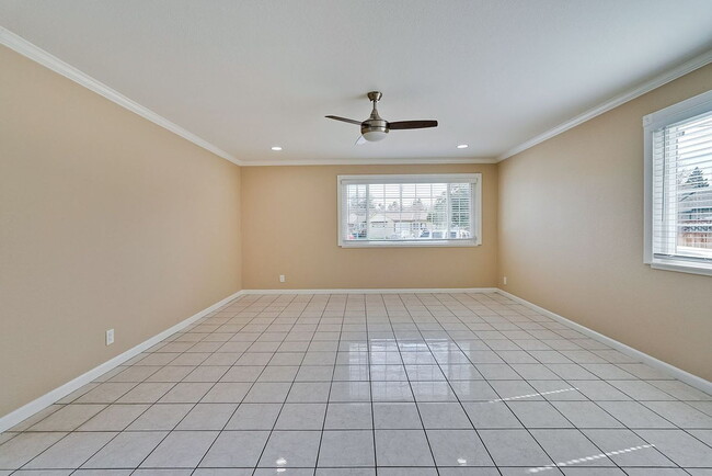 Building Photo - "Charming 2-Bedroom Retreat with 1100 Sq Ft of Comfort in Santa Clara!"