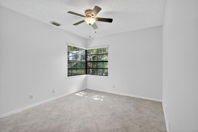 Building Photo - 5475 Verona Dr
