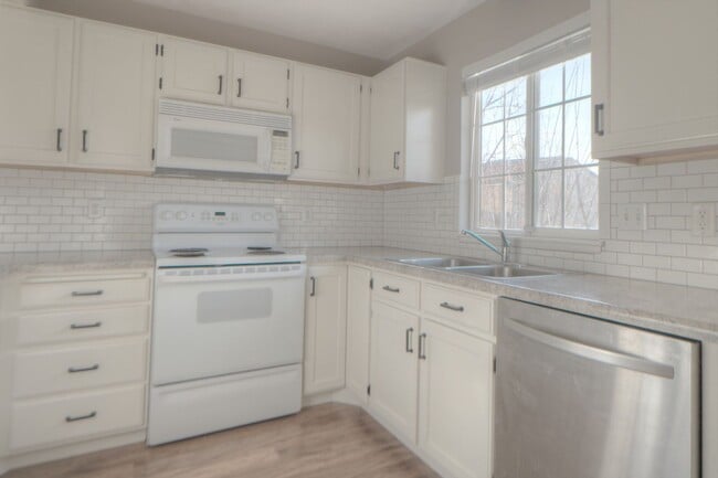 Building Photo - Pet Friendly! Cute 2 Bedroom 1.5 Bath in Midway!!