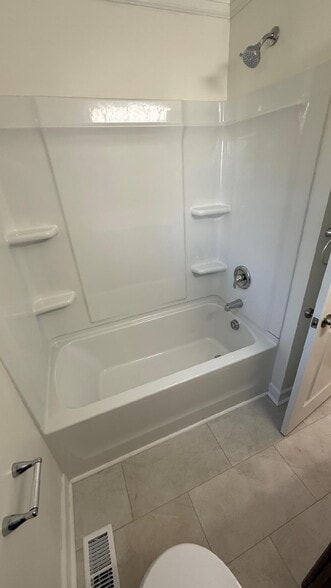 Downstairs tub - 122 N Fir Ave