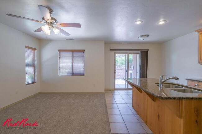 Building Photo - 3 Bedroom Townhome In Fossil Hills!