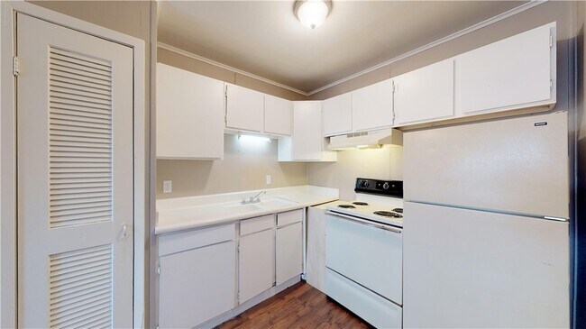 Building Photo - 204 Lynn Dr