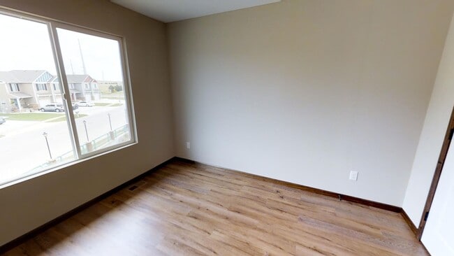 Building Photo - Luxury Townhome
