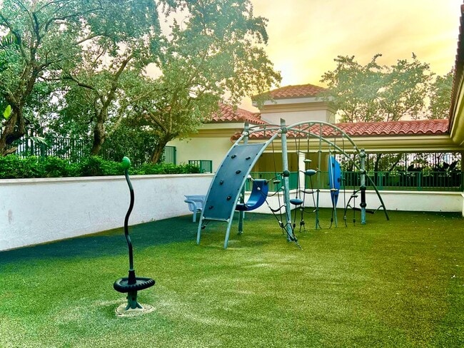 Building Photo - 19900 E Country Club Dr