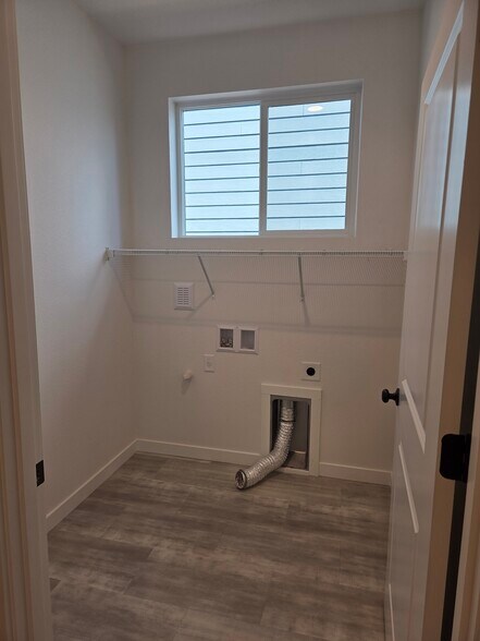 laundry hookups - 5450 NW Stardown Dr