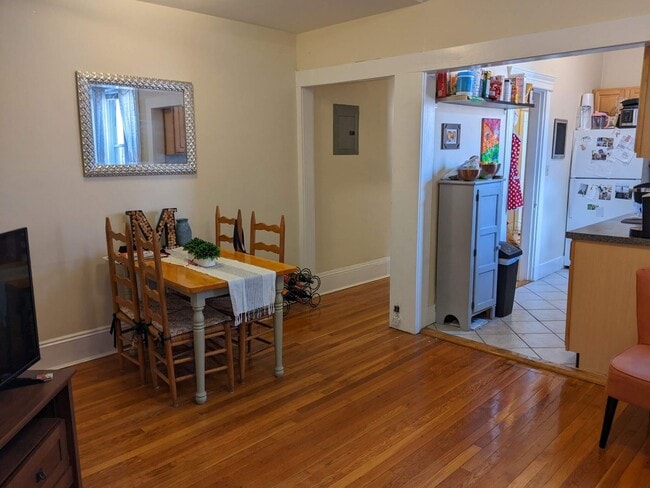 Building Photo - Amazing 3 bed in Coolidge Corner...
