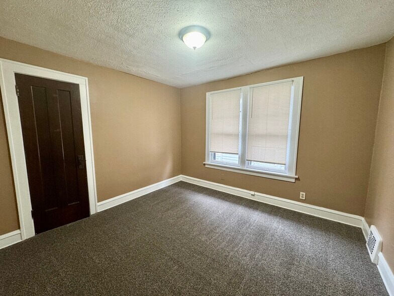 Building Photo - 1604 Yale Ave NW