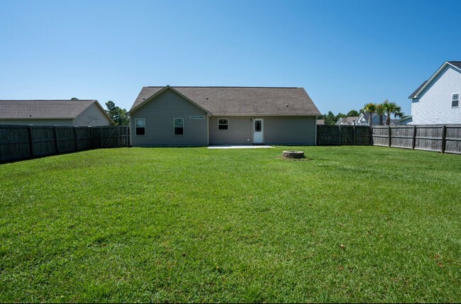 Building Photo - 3 Bedroom, 2 bath beautiful home - Bridgeport Community Sneads Ferry