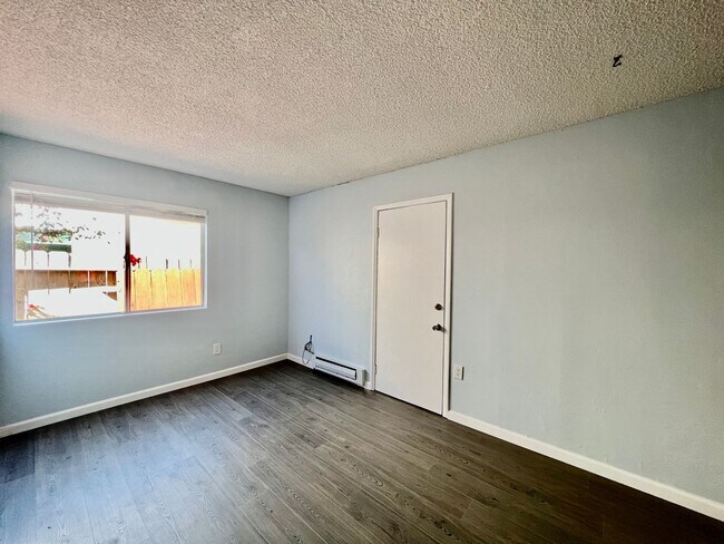 Building Photo - Newly remodeled 4B/2BA house w/ large back...