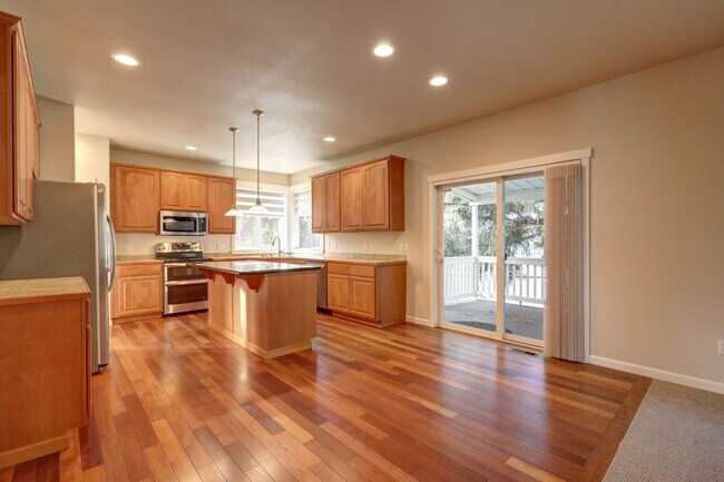 Building Photo - Well Maintained House Tucked Away on Dead-End Street Available!