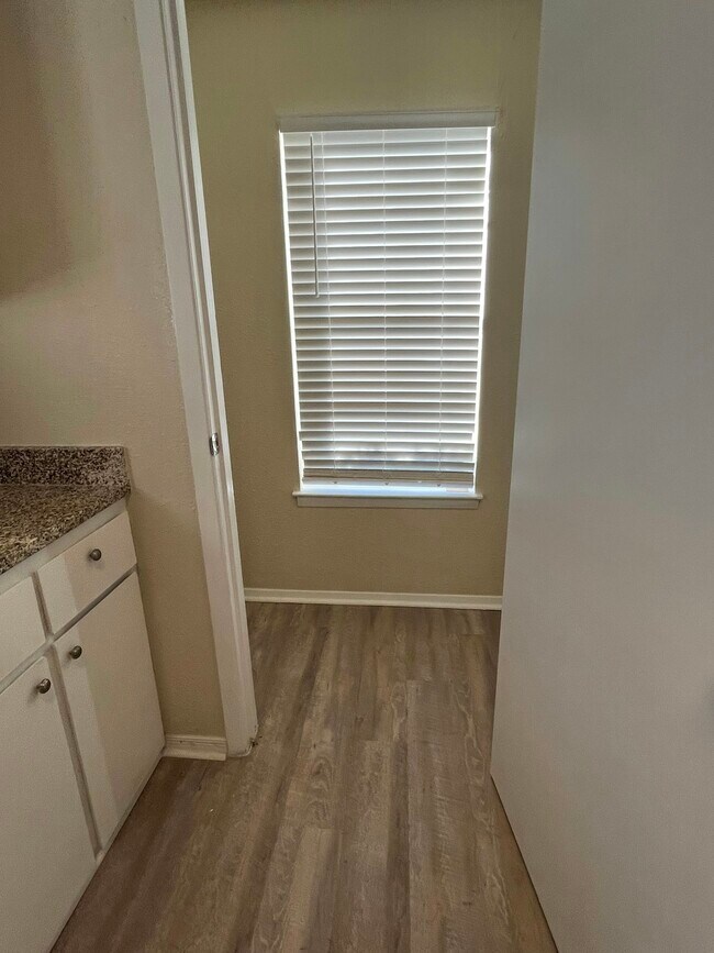 Building Photo - 909 Betsy Ross Dr